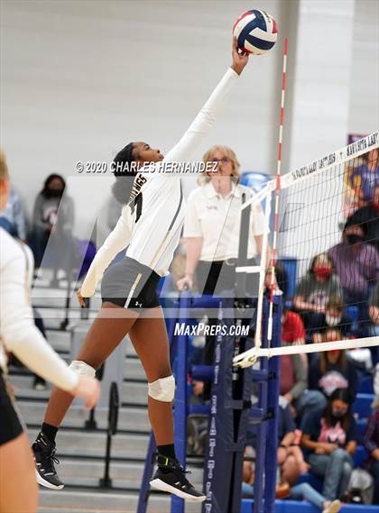 Thumbnail 3 in Madisonville vs Giddings (UIL 4A Area Playoff) photogallery.