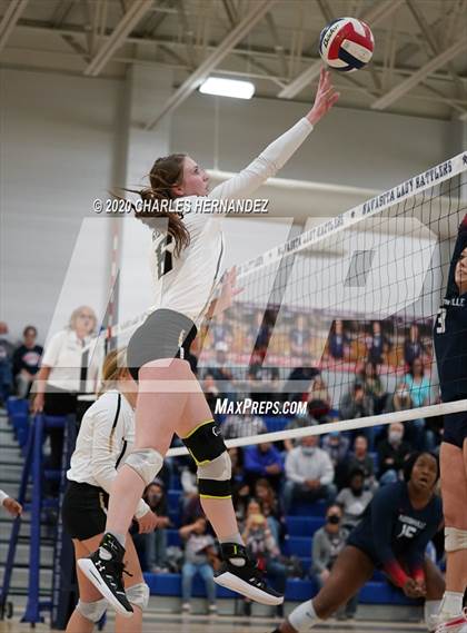 Thumbnail 2 in Madisonville vs Giddings (UIL 4A Area Playoff) photogallery.