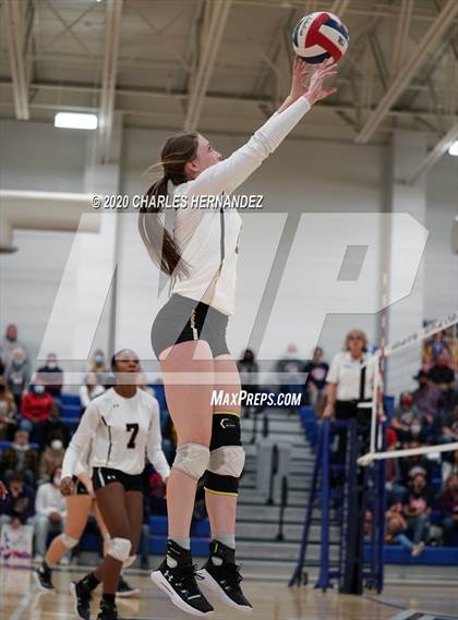 Thumbnail 3 in Madisonville vs Giddings (UIL 4A Area Playoff) photogallery.