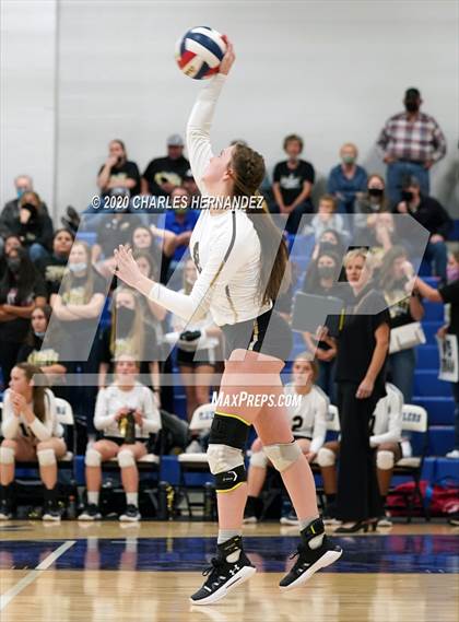 Thumbnail 1 in Madisonville vs Giddings (UIL 4A Area Playoff) photogallery.