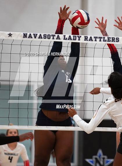 Thumbnail 3 in Madisonville vs Giddings (UIL 4A Area Playoff) photogallery.