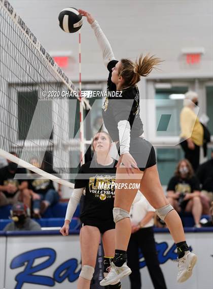 Thumbnail 1 in Madisonville vs Giddings (UIL 4A Area Playoff) photogallery.
