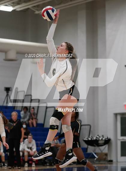 Thumbnail 3 in Madisonville vs Giddings (UIL 4A Area Playoff) photogallery.