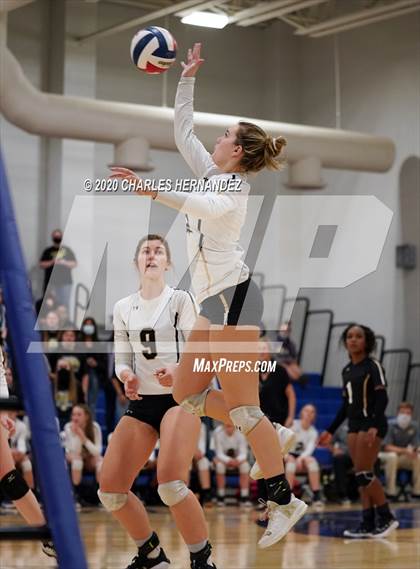 Thumbnail 3 in Madisonville vs Giddings (UIL 4A Area Playoff) photogallery.
