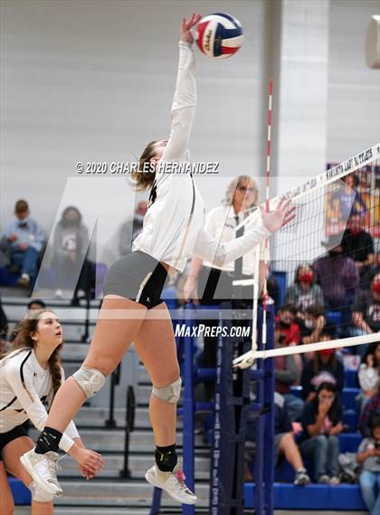 Thumbnail 3 in Madisonville vs Giddings (UIL 4A Area Playoff) photogallery.