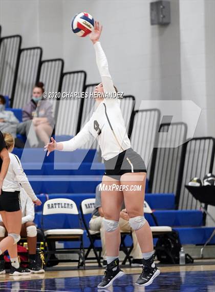 Thumbnail 3 in Madisonville vs Giddings (UIL 4A Area Playoff) photogallery.