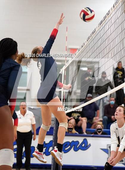 Thumbnail 3 in Madisonville vs Giddings (UIL 4A Area Playoff) photogallery.