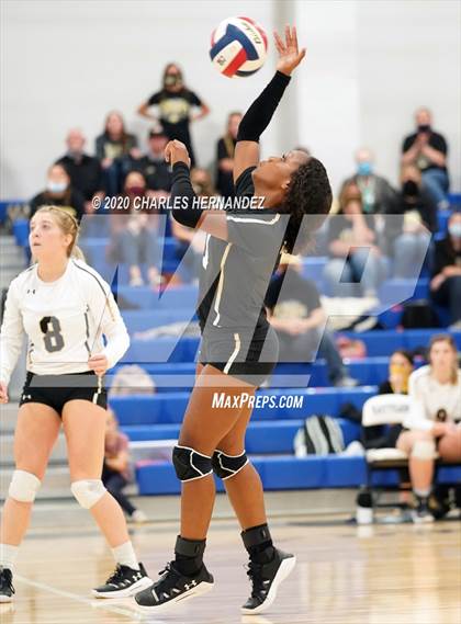 Thumbnail 1 in Madisonville vs Giddings (UIL 4A Area Playoff) photogallery.