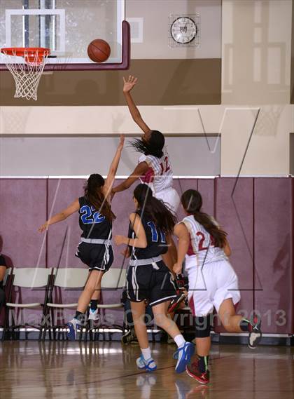 Thumbnail 2 in Downey vs. Dana Hills (MaxPreps Holiday Classic) photogallery.
