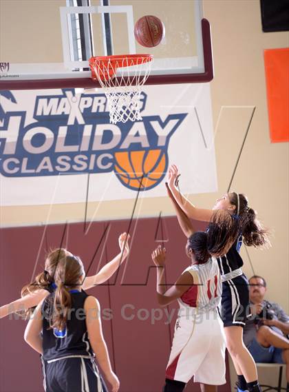 Thumbnail 3 in Downey vs. Dana Hills (MaxPreps Holiday Classic) photogallery.