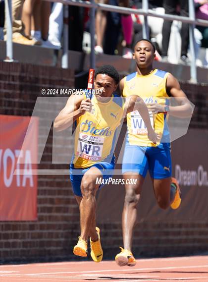 Thumbnail 2 in Penn Relays (4 X 100 Meter) photogallery.