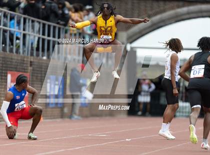 Thumbnail 2 in Penn Relays (4 X 100 Meter) photogallery.
