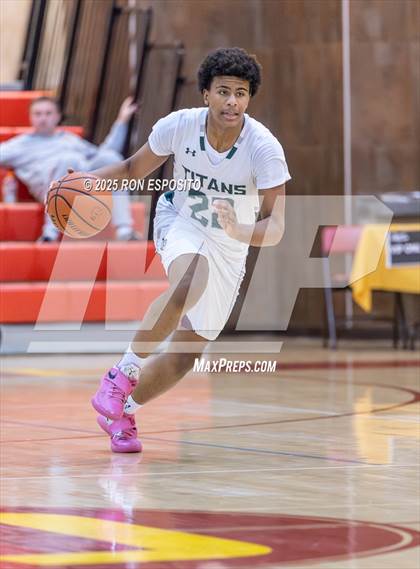 Thumbnail 3 in Holy Trinity vs Mt. Vernon (Gary Charlers Hoops Classic) photogallery.