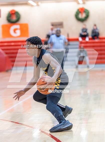 Thumbnail 3 in Holy Trinity vs Mt. Vernon (Gary Charlers Hoops Classic) photogallery.
