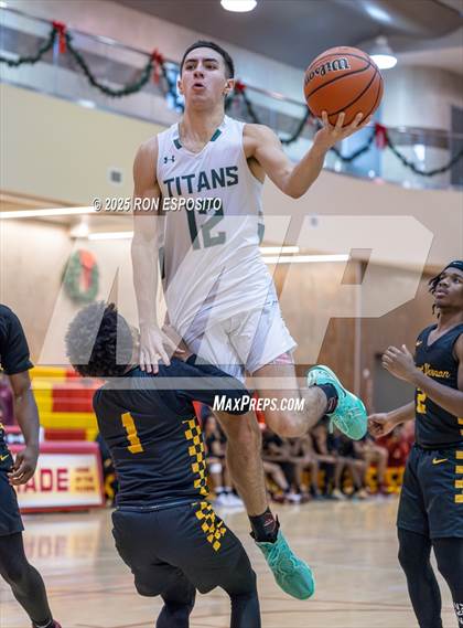 Thumbnail 1 in Holy Trinity vs Mt. Vernon (Gary Charlers Hoops Classic) photogallery.