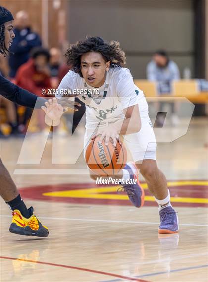Thumbnail 1 in Holy Trinity vs Mt. Vernon (Gary Charlers Hoops Classic) photogallery.
