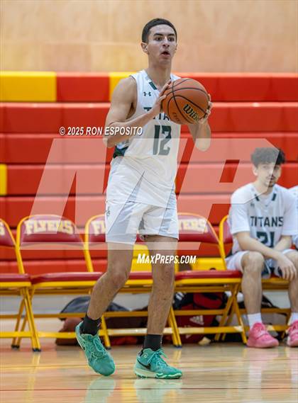 Thumbnail 1 in Holy Trinity vs Mt. Vernon (Gary Charlers Hoops Classic) photogallery.
