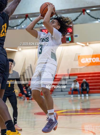 Thumbnail 1 in Holy Trinity vs Mt. Vernon (Gary Charlers Hoops Classic) photogallery.