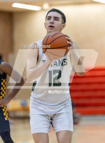 Thumbnail 3 in Holy Trinity vs Mt. Vernon (Gary Charlers Hoops Classic) photogallery.