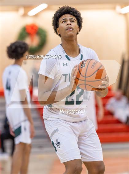 Thumbnail 3 in Holy Trinity vs Mt. Vernon (Gary Charlers Hoops Classic) photogallery.