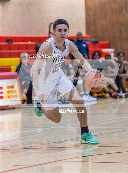 Thumbnail 2 in Holy Trinity vs Mt. Vernon (Gary Charlers Hoops Classic) photogallery.