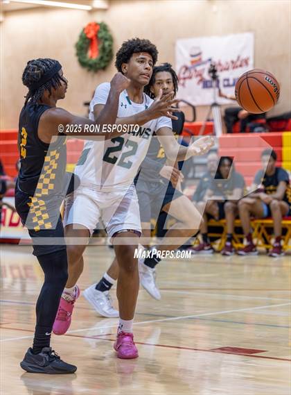Thumbnail 3 in Holy Trinity vs Mt. Vernon (Gary Charlers Hoops Classic) photogallery.