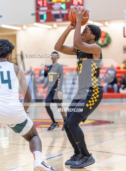 Thumbnail 1 in Holy Trinity vs Mt. Vernon (Gary Charlers Hoops Classic) photogallery.