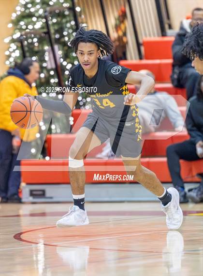 Thumbnail 1 in Holy Trinity vs Mt. Vernon (Gary Charlers Hoops Classic) photogallery.