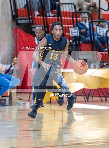 Thumbnail 2 in Holy Trinity vs Mt. Vernon (Gary Charlers Hoops Classic) photogallery.