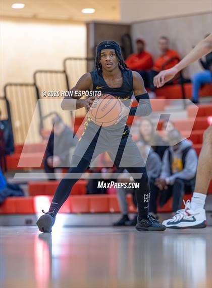 Thumbnail 3 in Holy Trinity vs Mt. Vernon (Gary Charlers Hoops Classic) photogallery.