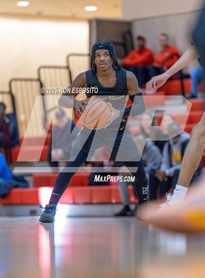 Thumbnail 1 in Holy Trinity vs Mt. Vernon (Gary Charlers Hoops Classic) photogallery.