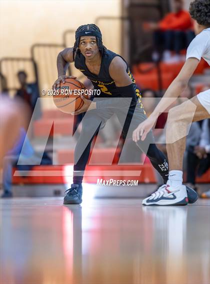 Thumbnail 3 in Holy Trinity vs Mt. Vernon (Gary Charlers Hoops Classic) photogallery.