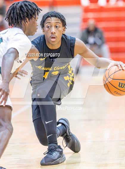 Thumbnail 1 in Holy Trinity vs Mt. Vernon (Gary Charlers Hoops Classic) photogallery.