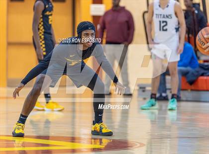 Thumbnail 1 in Holy Trinity vs Mt. Vernon (Gary Charlers Hoops Classic) photogallery.