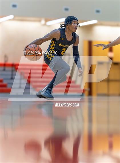 Thumbnail 1 in Holy Trinity vs Mt. Vernon (Gary Charlers Hoops Classic) photogallery.
