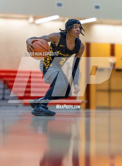 Thumbnail 2 in Holy Trinity vs Mt. Vernon (Gary Charlers Hoops Classic) photogallery.