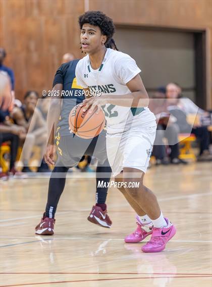 Thumbnail 3 in Holy Trinity vs Mt. Vernon (Gary Charlers Hoops Classic) photogallery.