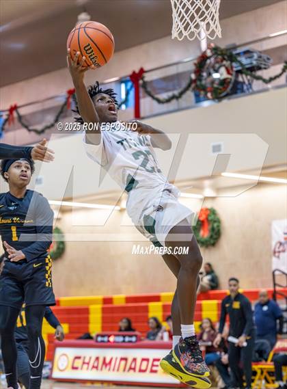 Thumbnail 1 in Holy Trinity vs Mt. Vernon (Gary Charlers Hoops Classic) photogallery.