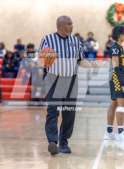 Thumbnail 1 in Holy Trinity vs Mt. Vernon (Gary Charlers Hoops Classic) photogallery.