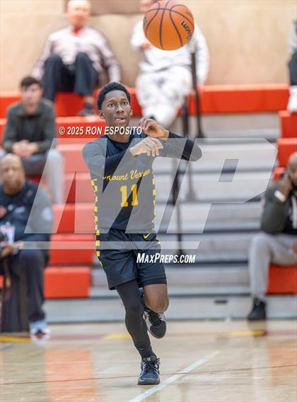 Thumbnail 2 in Holy Trinity vs Mt. Vernon (Gary Charlers Hoops Classic) photogallery.