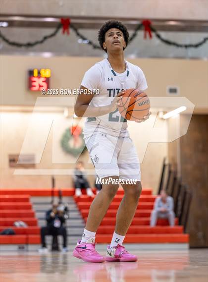 Thumbnail 1 in Holy Trinity vs Mt. Vernon (Gary Charlers Hoops Classic) photogallery.