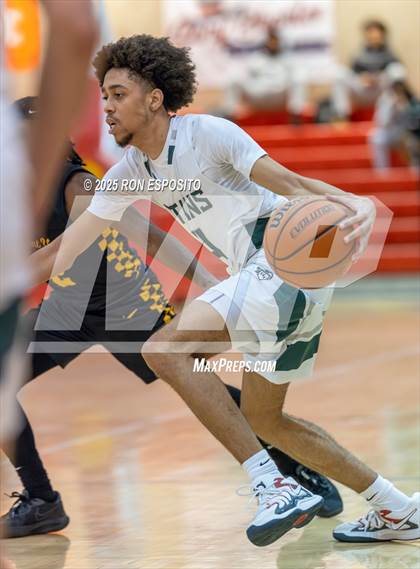 Thumbnail 3 in Holy Trinity vs Mt. Vernon (Gary Charlers Hoops Classic) photogallery.