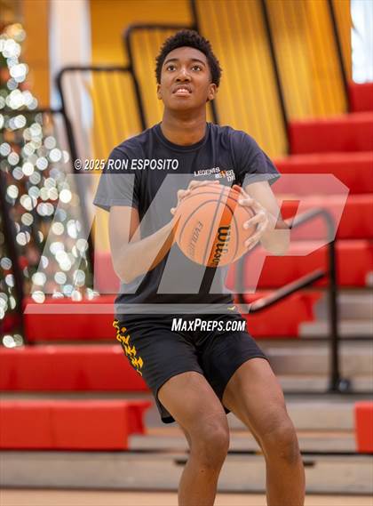 Thumbnail 2 in Holy Trinity vs Mt. Vernon (Gary Charlers Hoops Classic) photogallery.