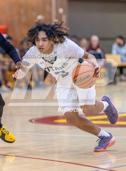 Thumbnail 3 in Holy Trinity vs Mt. Vernon (Gary Charlers Hoops Classic) photogallery.