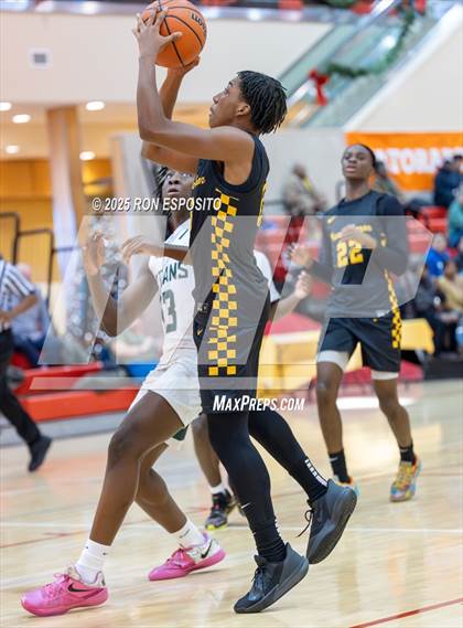 Thumbnail 3 in Holy Trinity vs Mt. Vernon (Gary Charlers Hoops Classic) photogallery.