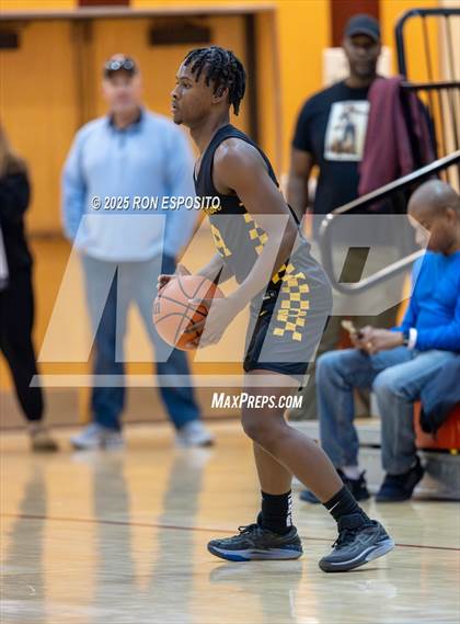 Thumbnail 2 in Holy Trinity vs Mt. Vernon (Gary Charlers Hoops Classic) photogallery.