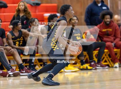 Thumbnail 3 in Holy Trinity vs Mt. Vernon (Gary Charlers Hoops Classic) photogallery.