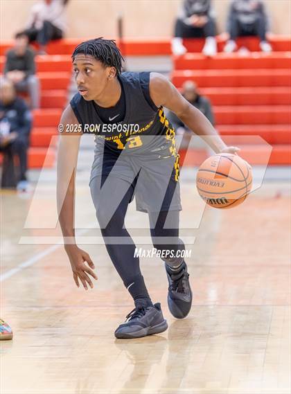 Thumbnail 3 in Holy Trinity vs Mt. Vernon (Gary Charlers Hoops Classic) photogallery.