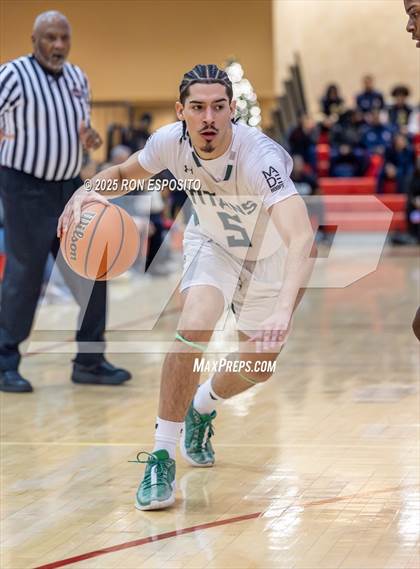 Thumbnail 2 in Holy Trinity vs Mt. Vernon (Gary Charlers Hoops Classic) photogallery.