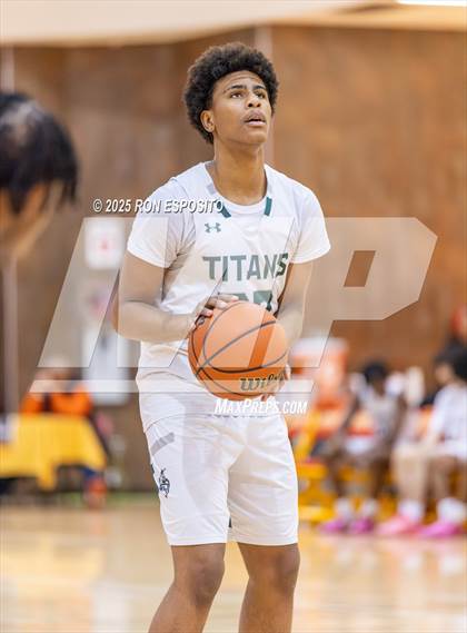 Thumbnail 2 in Holy Trinity vs Mt. Vernon (Gary Charlers Hoops Classic) photogallery.